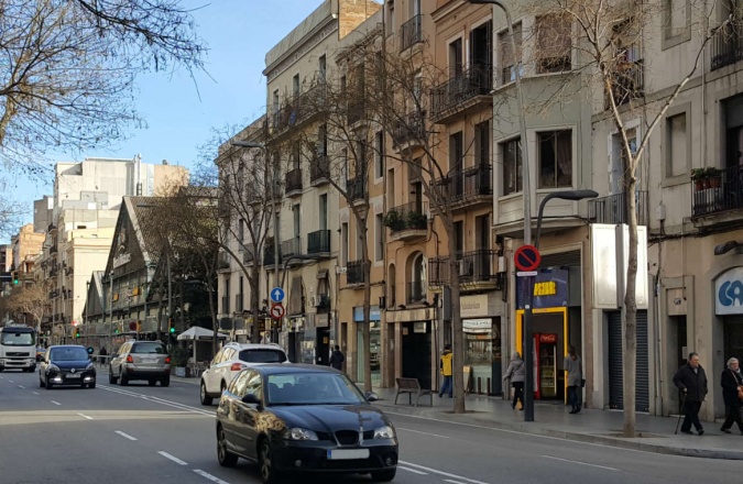 Магазин с арендатором на одной из старинных торговых улиц Сантс в Барселоне.