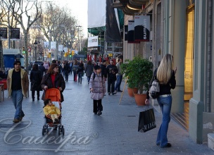 Магазин модной одежды в центре Барселоны. 